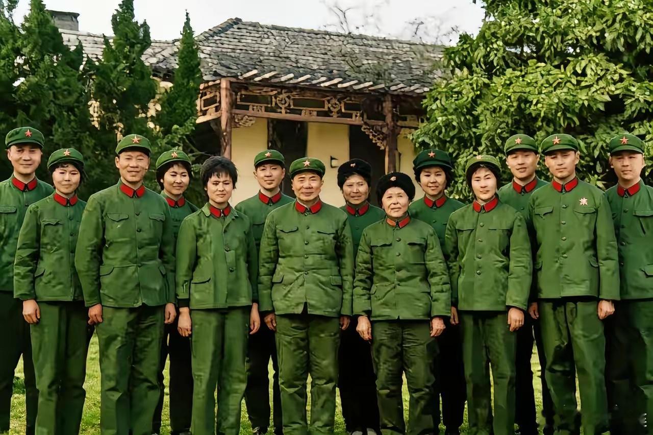一家子全部都是军人，在那个年代，的确实让人羡慕。这样的大家庭，已经成为历史。​