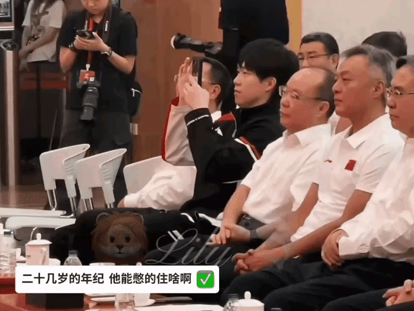 大头硬生生把笑憋了回去！[捂脸哭]大家都聚精会神地看着主席台上的互动，互动应该非