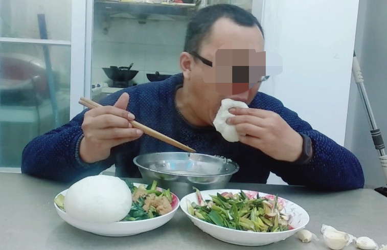 上海，48岁男子在家吃饭时被馒头噎死，家属给男子办理完后事后，想起来曾经给男子买