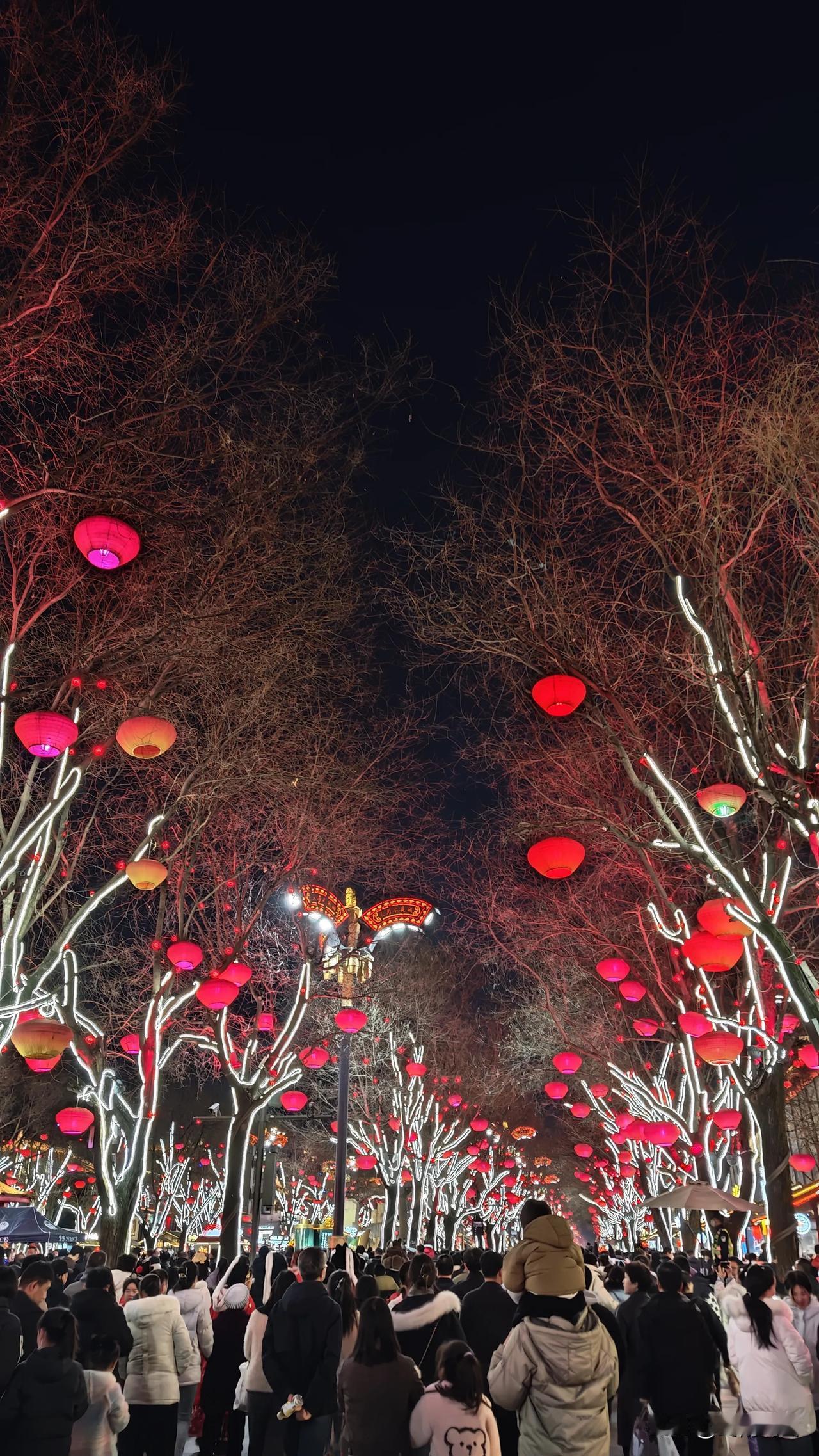 大雁塔·大唐不夜城作为是西安最重要的旅游景点，每逢节假日吸引了众多的国内外游客，