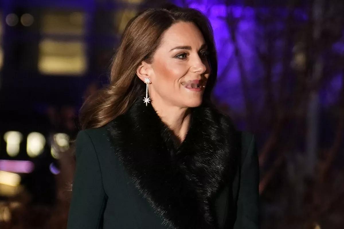 威尔士王妃在圣诞聚会上佩戴一对华丽的银星耳环出席，证明了合适的配饰可以瞬间改变你