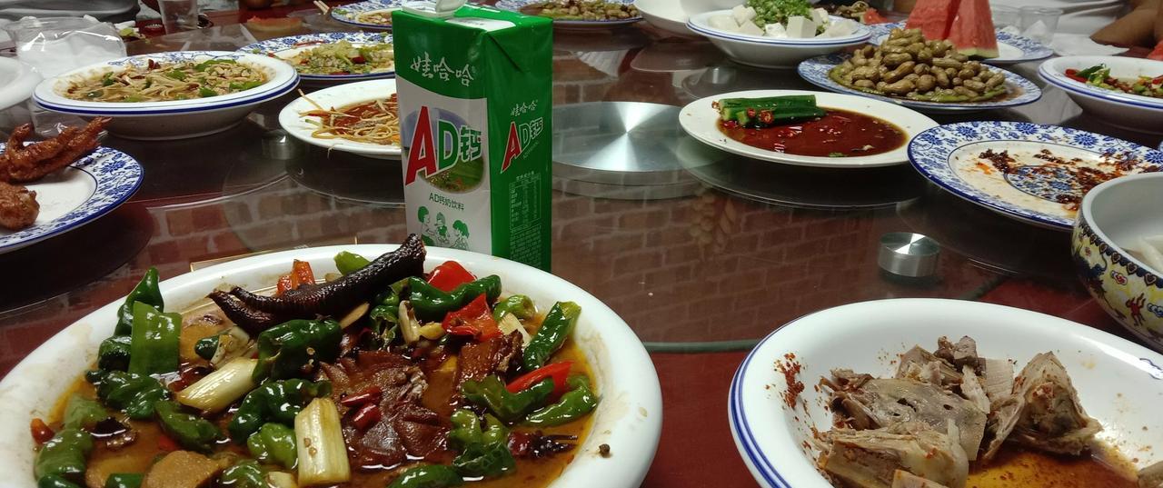 红歌大合唱庆功宴上，两位领导和另外几位副职领导聊天，信息量真是大的可怕。虽然我