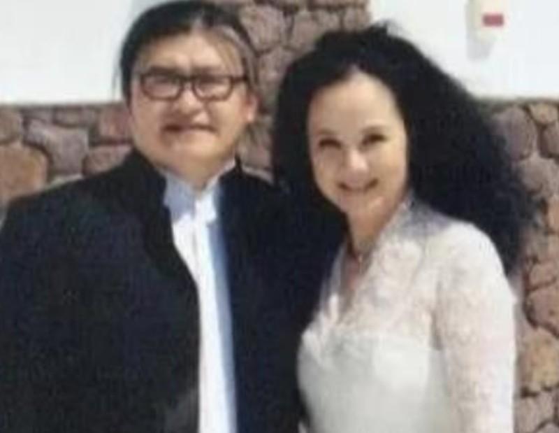 1987年，刘欢对主持人卢璐一见钟情，认识9天后就求婚成功。可是去民政局登记时，