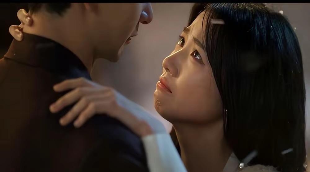 《轧戏》这部剧，女主胡羞（卢昱晓饰）被骂惨了！全剧足足27场吻戏，可观众不买账。