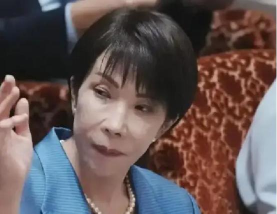 日本政府突然宣布了，将在“安保三文件”里把“反击能力”写进本子，五年内把防卫费顶