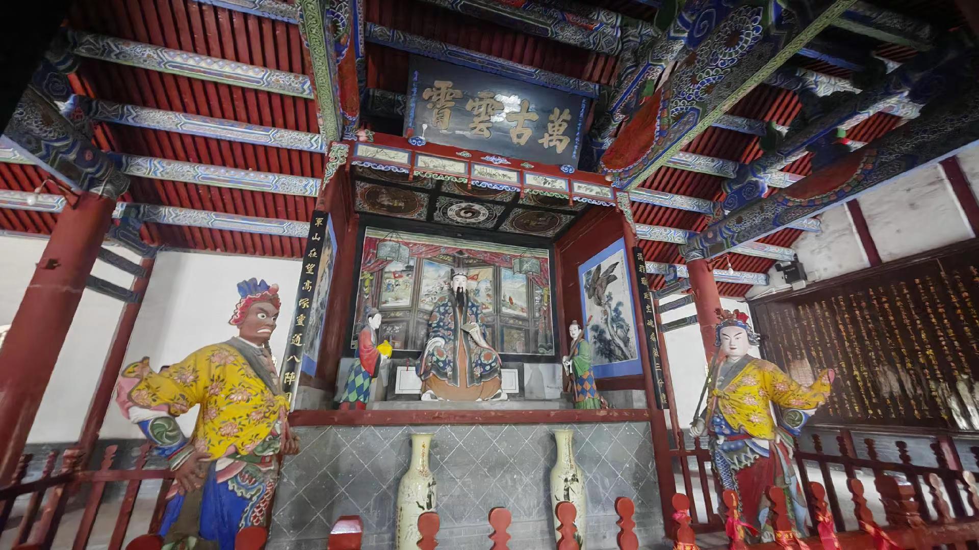 勉县武侯真身墓祠。武侯墓坐落于汉中勉县城南定军山下，是三国蜀汉丞相诸葛亮的真身陵寝，第四批全国重点文