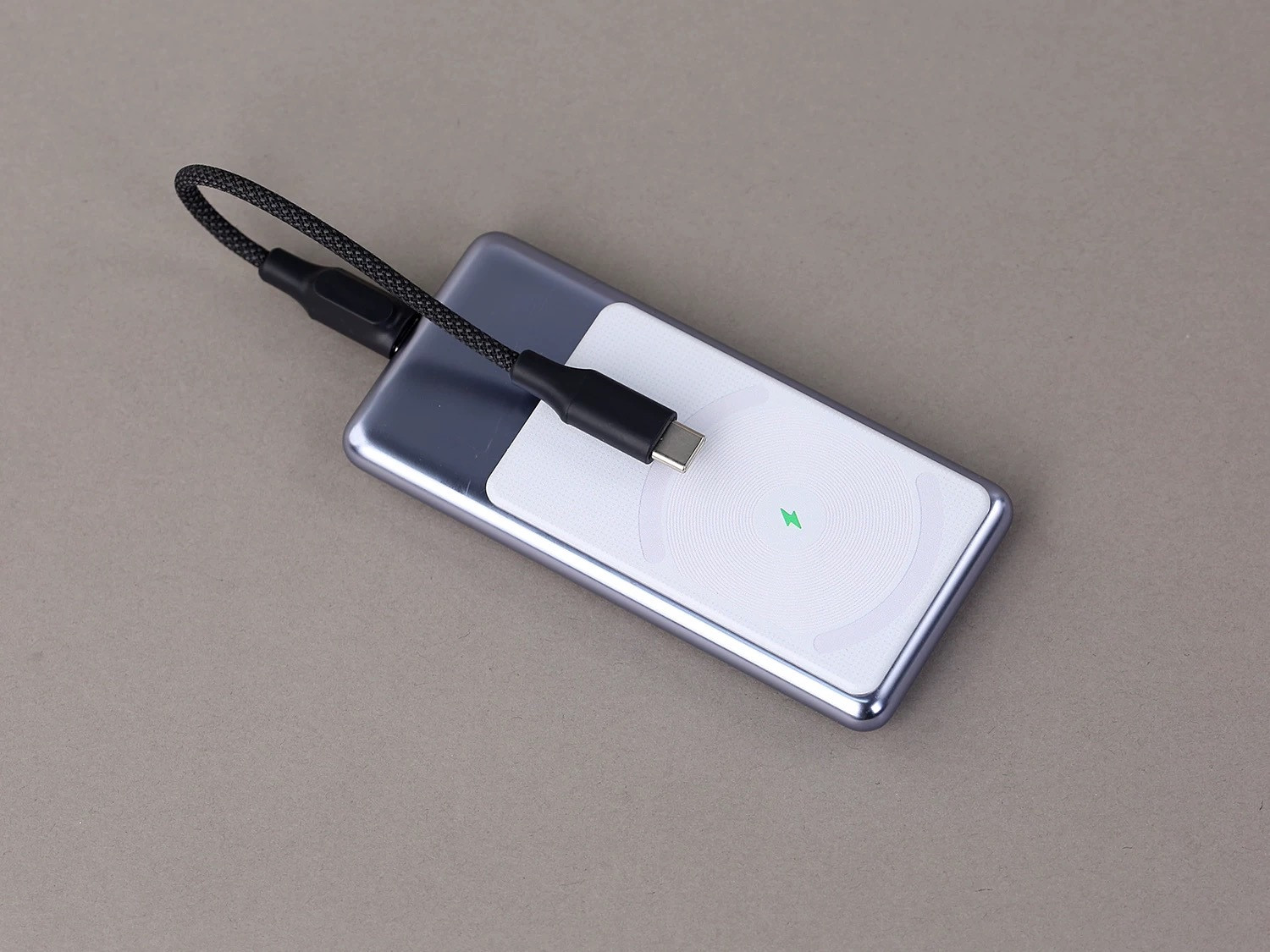 使用这款小米超薄5000mAh移动电源的朋友，如果你们刚好需要磁吸功能的话，