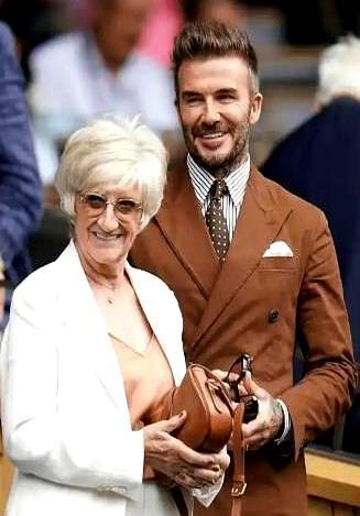 大儿子拉黑全家，贝克汉姆却在街边小店，陪76岁老母亲吃土豆泥。大儿子布鲁克