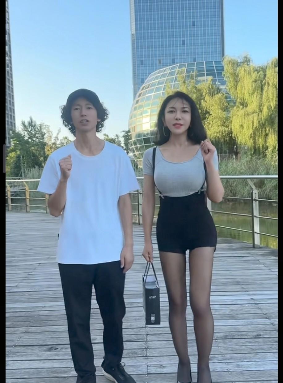龚玥菲放飞了自己半个月。与轻功师傅合拍了很多视频。评论区被沦陷。基本上网友