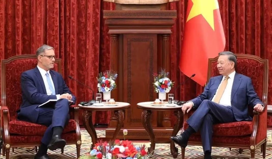 苏林这次会见法国大使，坐姿比谈吐更有看头。两人面对面，双双翘起二郎腿，这场面在外