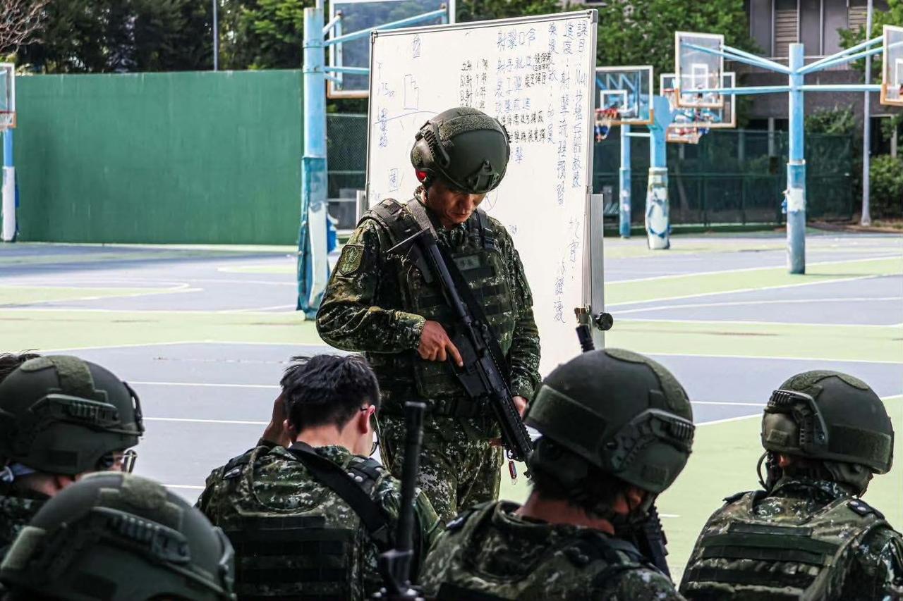 台湾省台军“汉光42号”表演拿学校当盾牌。台军扩大后备召集学生，并配美制M4A