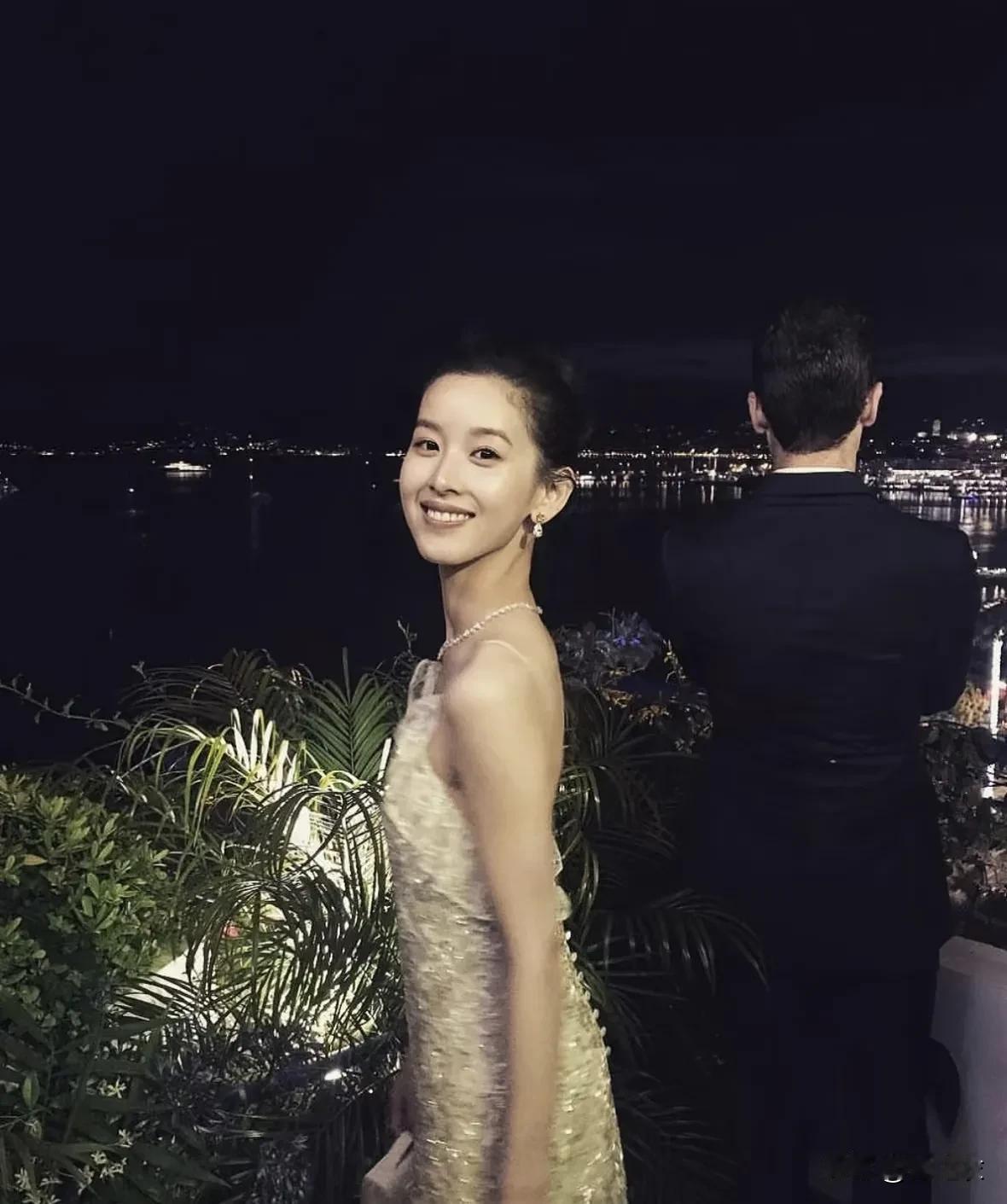 一个人走得太顺遂，就会缺少一些质感，因为质感也是风霜留下的。但是谁不想活得简单点