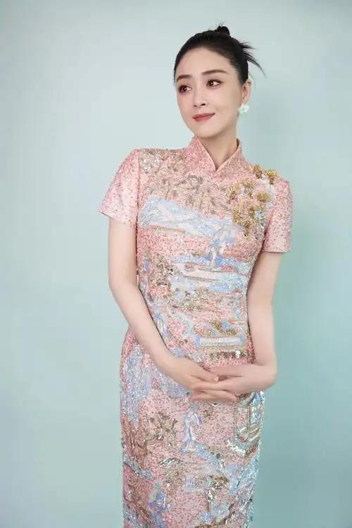 近日，蒋欣出席某时尚活动，一袭精致礼服惊艳亮相，身姿优雅，妆容精致，举手投足间尽