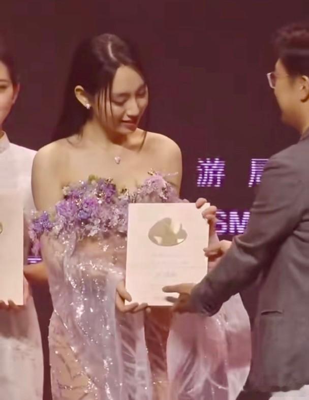 歌手炎明熹（Gigi）昨晚（11日）出席內地社交網假澳門舉行的盛典，剛踏入21歲