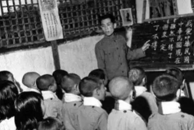 8纵首任政委、青岛首任书记，一案牵连千人1949年，中央点将，向明肩负起解放