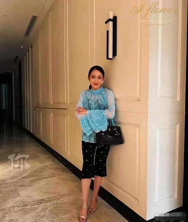 这下佩通坦踏实了！泰国司法部正式发布消息，她深爱的父亲他信5月11日出狱。他