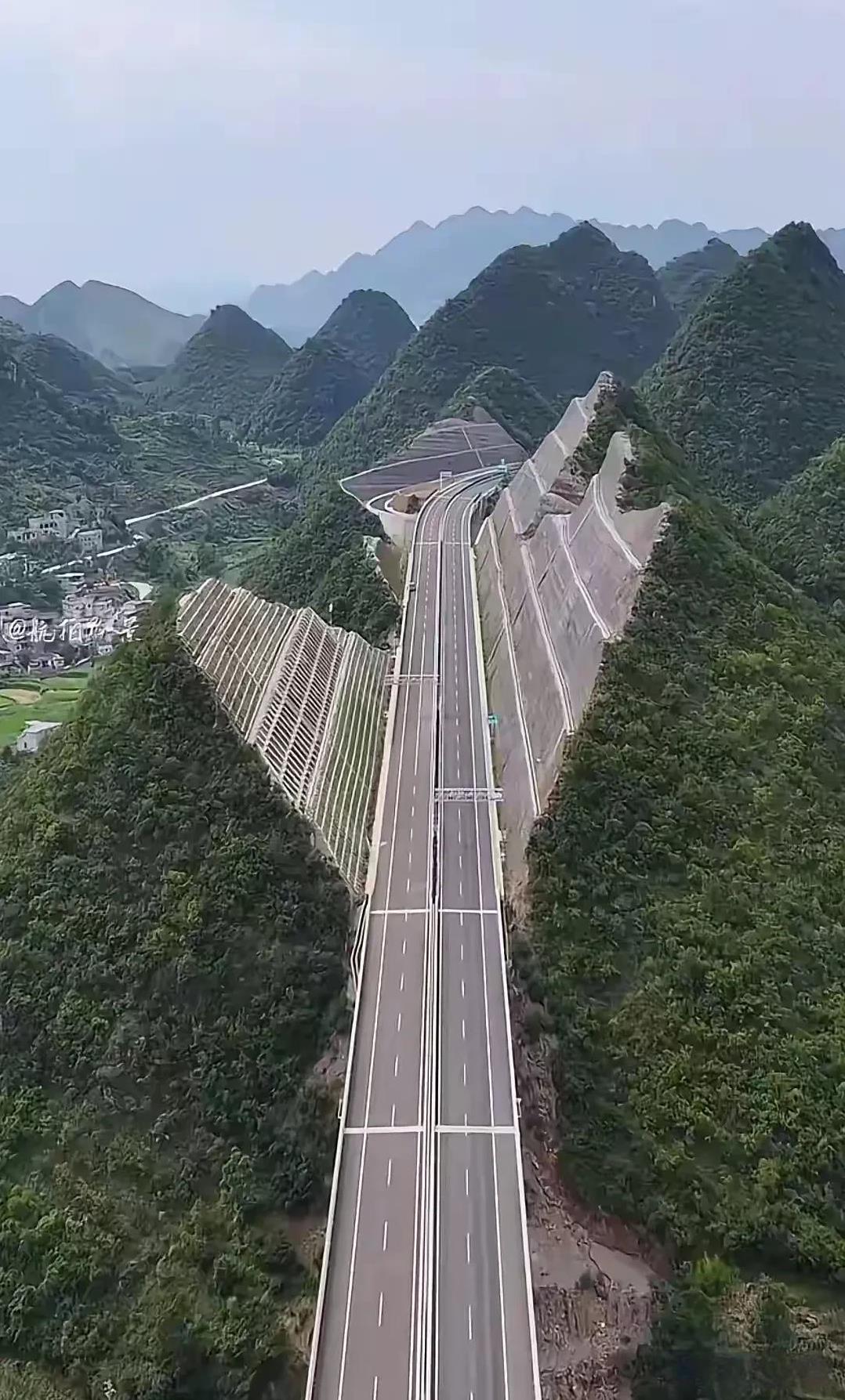 看到这个路，说句不该说的话，其实这路可以开隧道吧，成本都差不多的情况下，还能避免