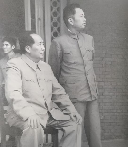 1955年6月，刘亚楼到杭州看望毛主席。毛主席问他到杭州干什么？刘亚楼说准备空军
