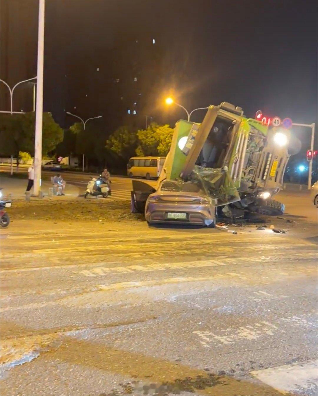 小米su7硬抗渣土车，车上的人一点事没有，A柱B柱都抗住了，实战没输过