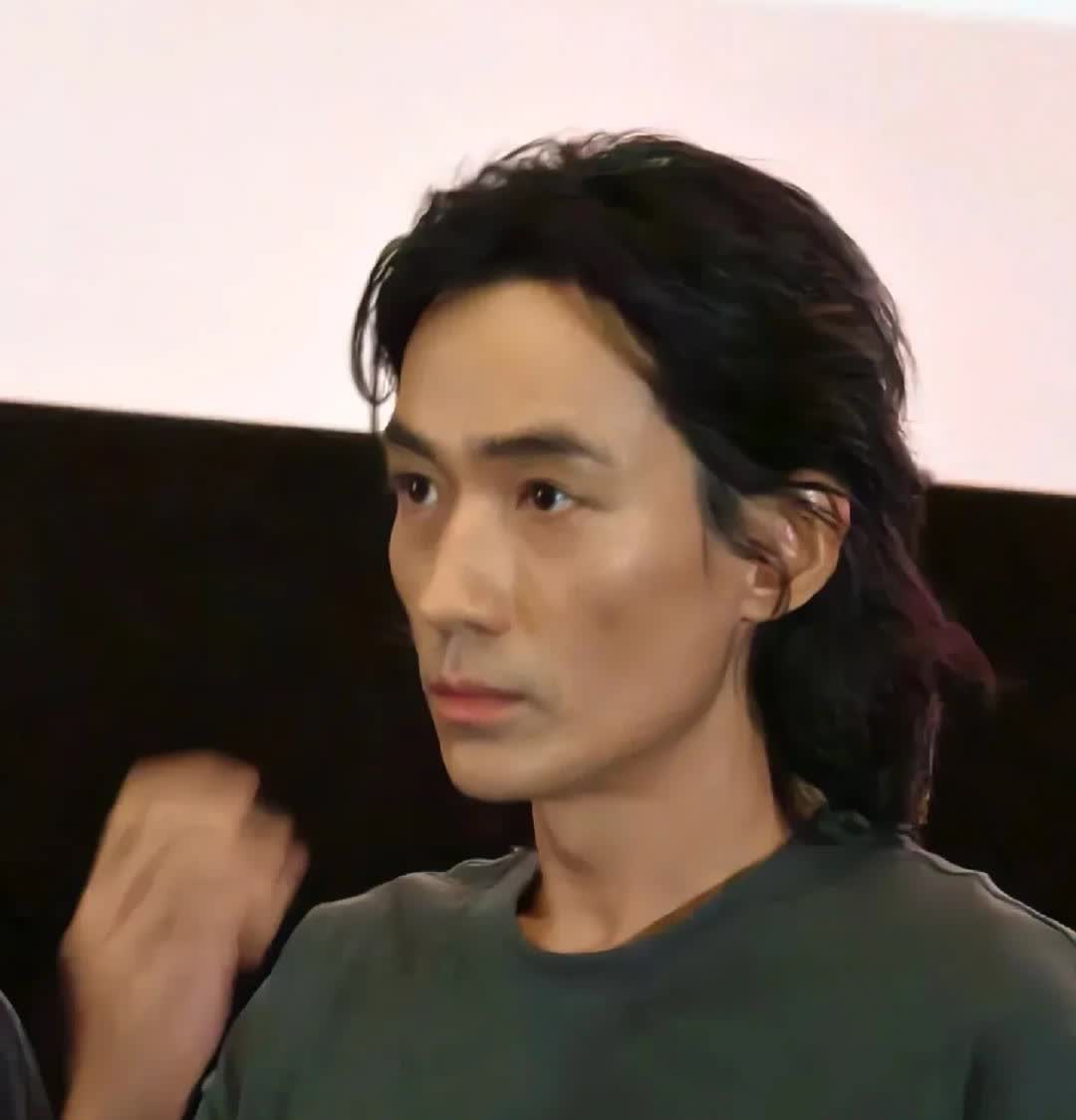 万万没有想到，曾经的男神居然瘦成这样了，差一点都没有认出来。