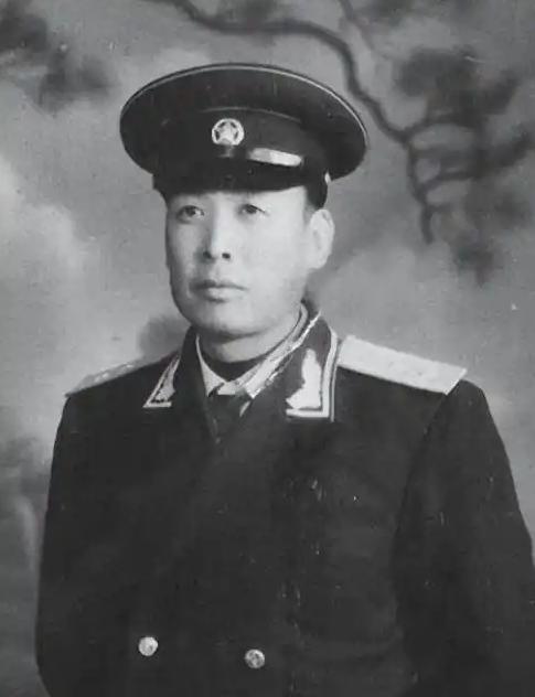 石井镇鬼子据点的酒肉香能飘出半条街，孟庆友裹着件皱巴巴的伪军棉袄，腰上别着把锈迹