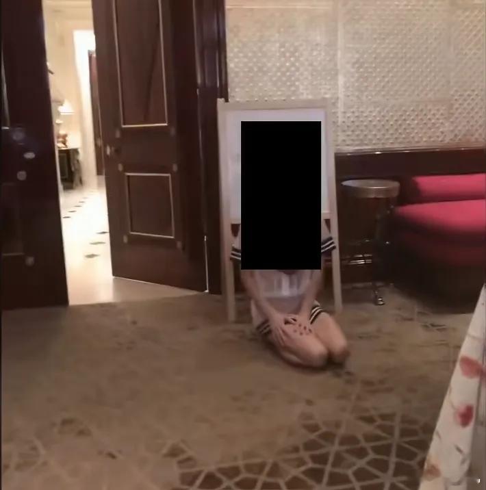 爱泼斯坦案中一女孩穿水手服跪地2月2日公布的文件中，穿水手服的未成年女孩跪地、摇