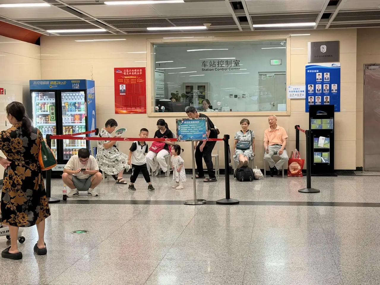 成都地铁在设计建造时原本就预留了市民纳凉避暑的空间，那么多出入站来往流动的上班族