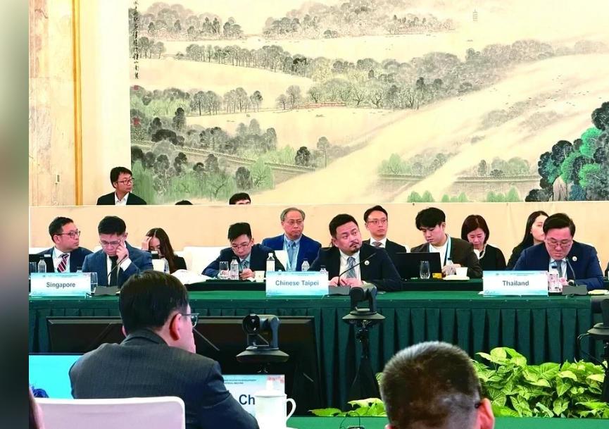 洪申翰在南京APEC会议上的那张照片，正在台湾网络平台疯传。桌牌上清清楚楚写着“