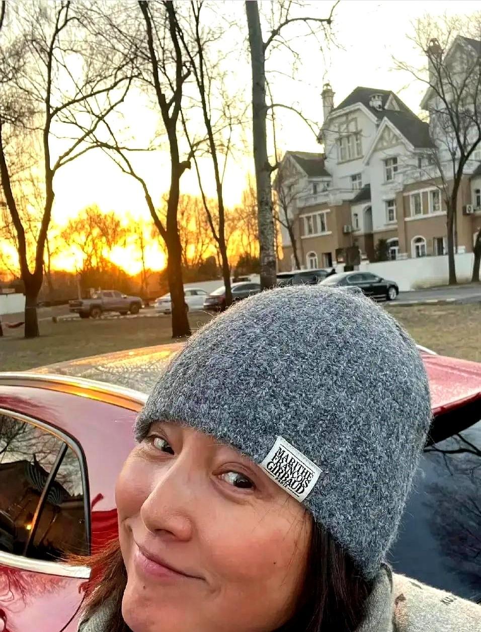 眼周垮得比法令纹还早10年！最近48岁张延的素颜照火了，大家嘴上夸“自然美”