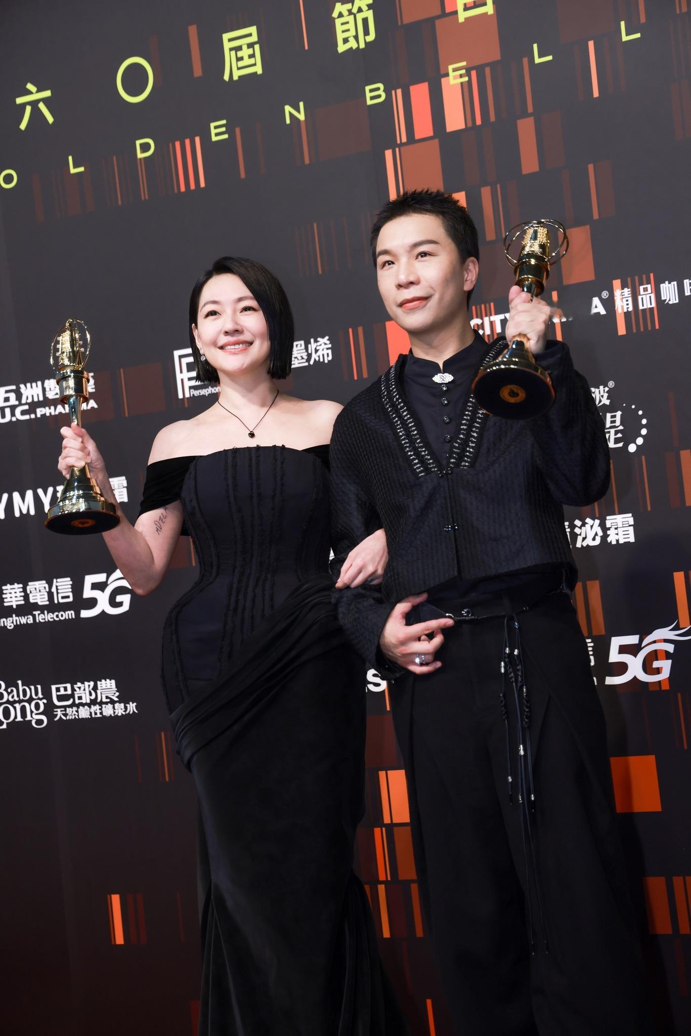 金钟奖后台小S和派翠克在合照！一姐那眼神我又要哭了啦​