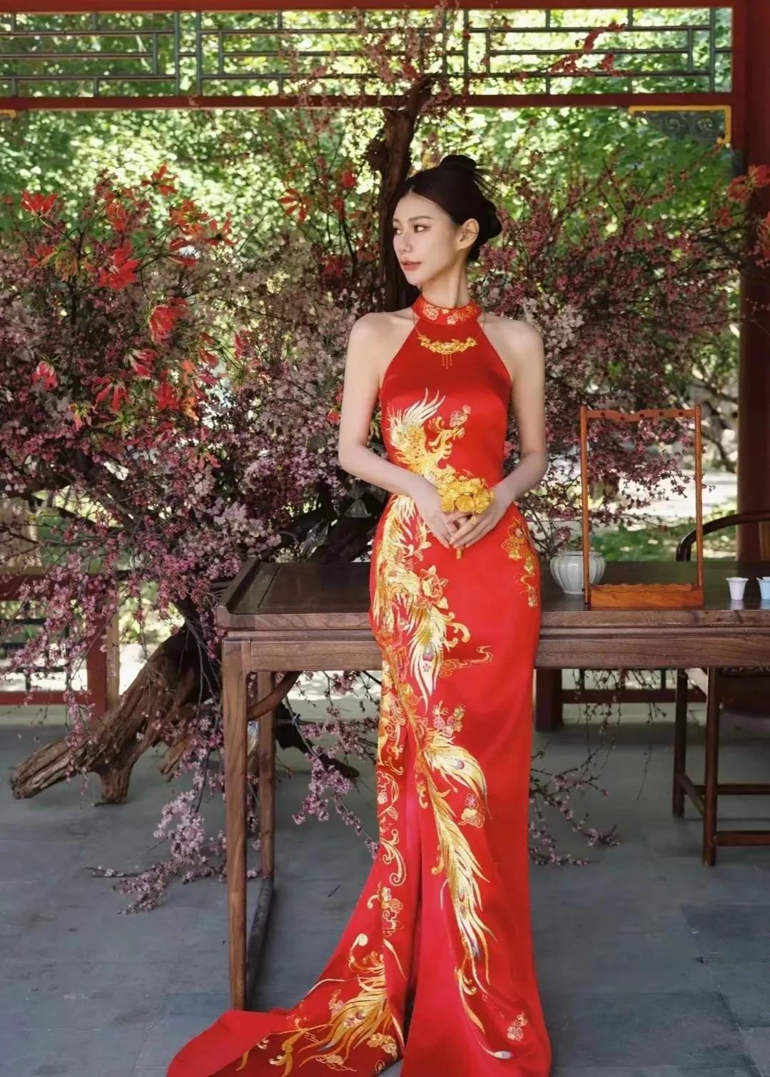马筱梅婚礼三套礼服皆露肩设计，尽显直角肩优势，时尚感十足却略显张扬。相较之下，婆