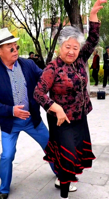 近日，重庆，60岁大妈和男网友相约奔现！见面以后，大妈发现男网友很有风度，还