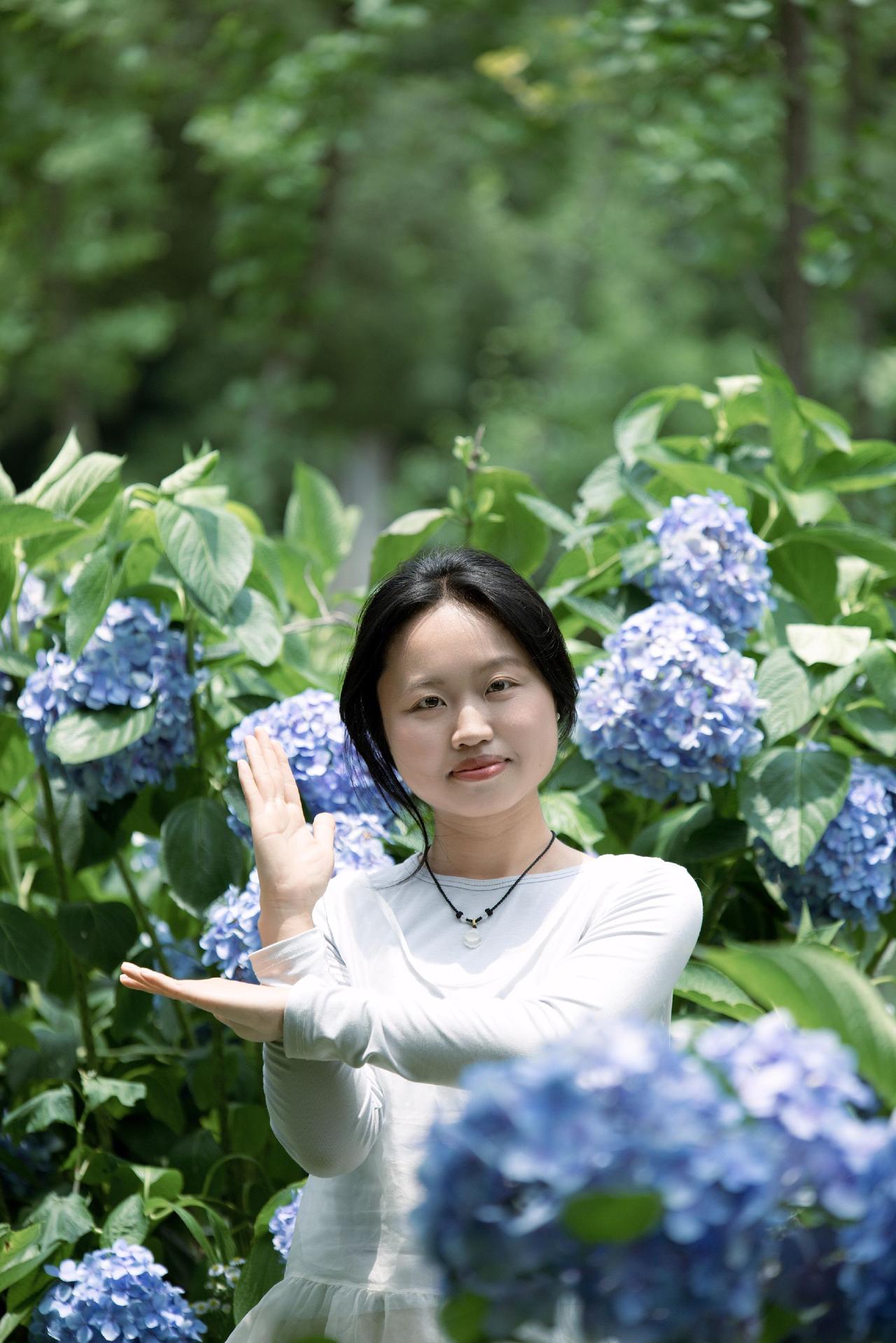 蓝绣球与绿意，是夏天独有的温柔胶片感就这么水灵灵的出片了森系氛围感户外生命力