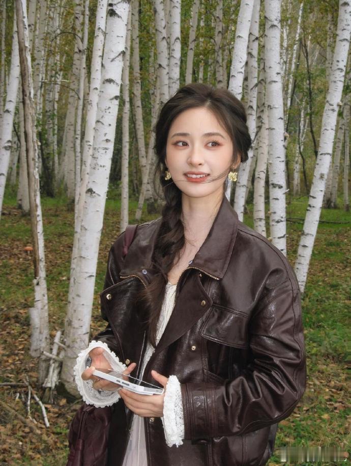 1.沈月与经纪公司的合约只剩不到一个月，她已经确定不再续约。2.白鹿拿下腾讯视频代言，正式转向鹅系资