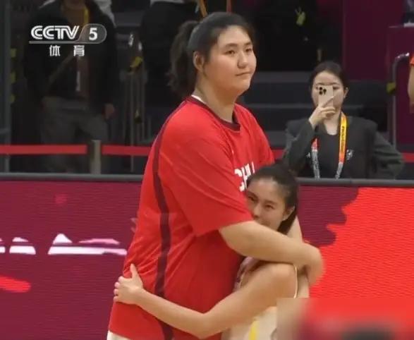 女篮战胜了南苏丹女篮之后，球场上发生的动人一幕​30岁的王思雨，扑在18岁的张