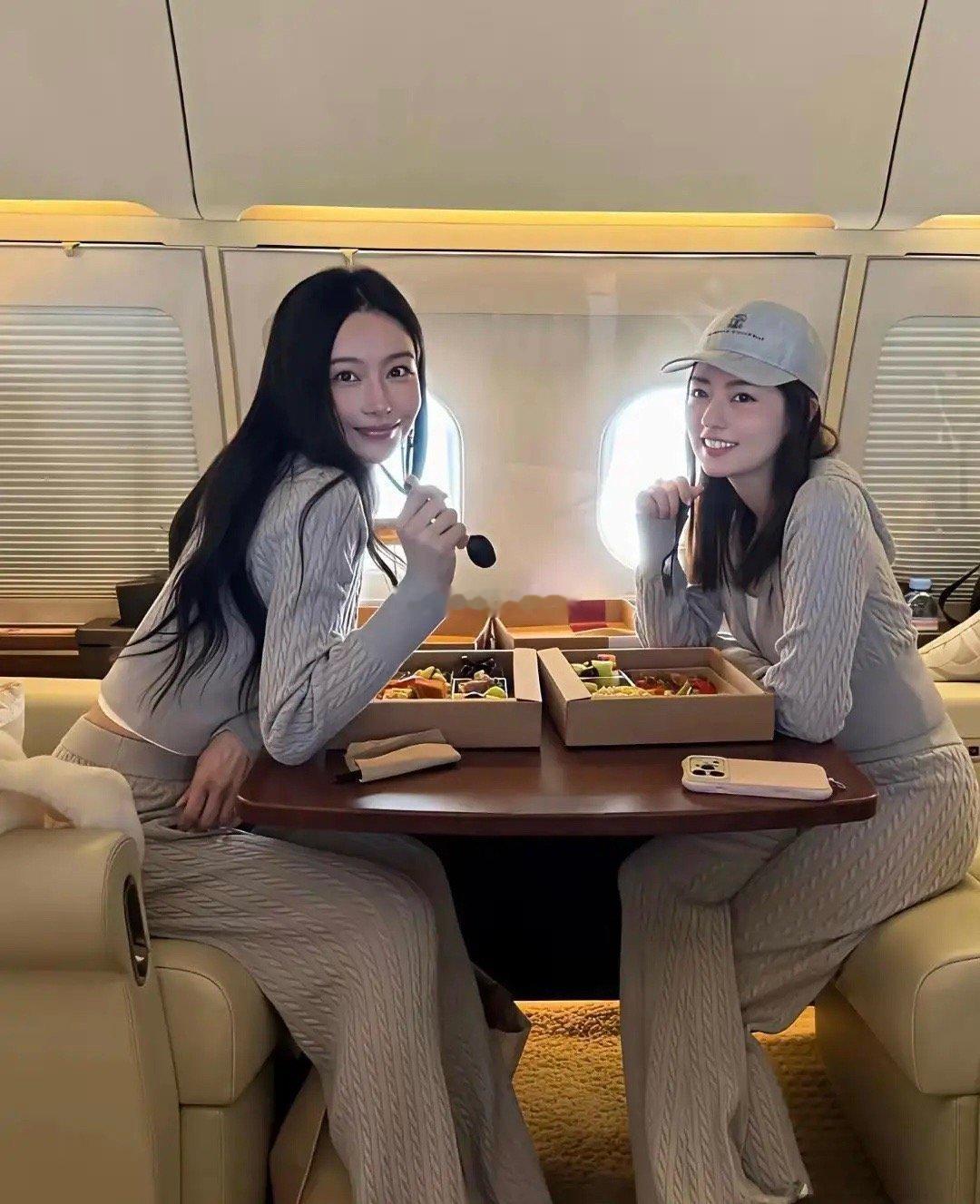 不懂就问，这是飞机的什么舱？竟然可以这样坐着或躺着。