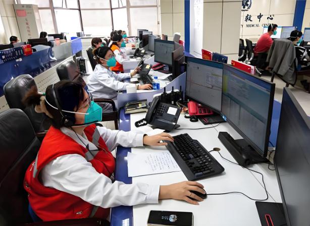 10月11日,北京,一女子外出过程中,突然感觉心脏不舒服,于是她立即拨打了“12