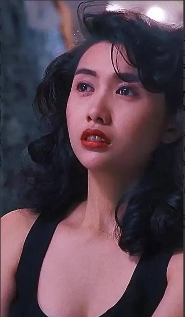 1997年邱淑贞和王晶分手后，转身嫁给了身家百亿的沈嘉伟。结果结婚当天，沈嘉伟正