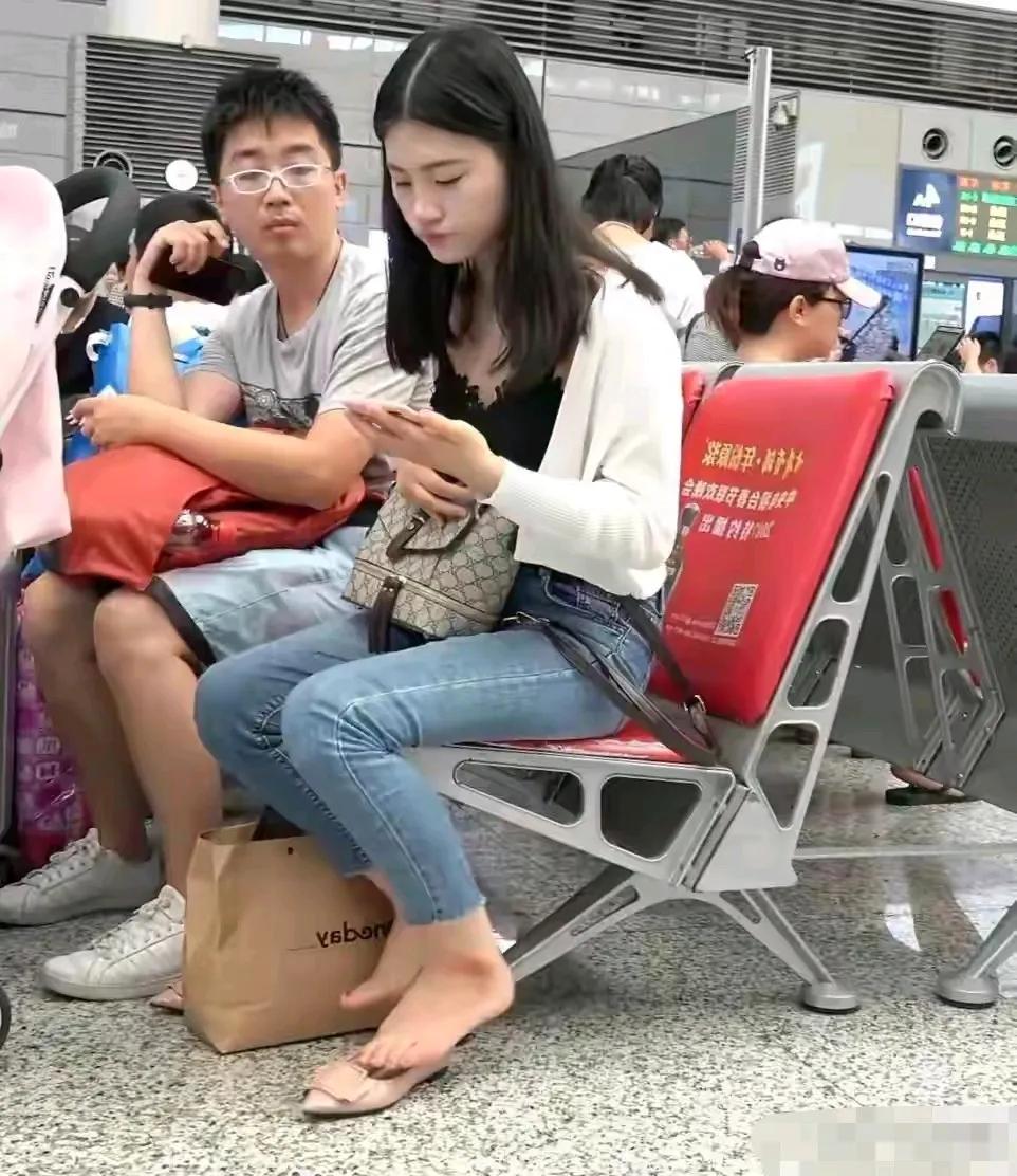 小伙子，你在干嘛呢。偷看别人的手机信息，很不光彩吧。