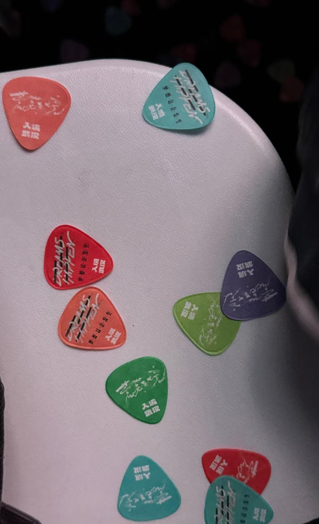 陈楚生真的很会宠花生。凡事有求必有应。有花生想要他的吉他拨片，他就给大家下拨