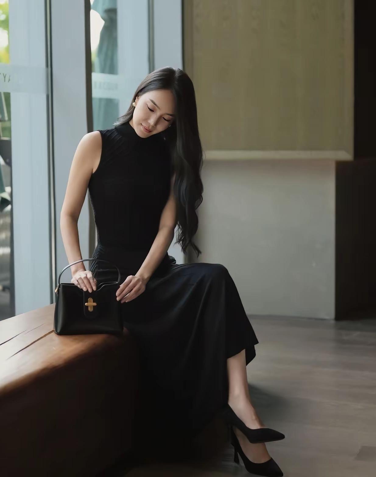 美女优雅地坐在桌旁，优雅迷人。