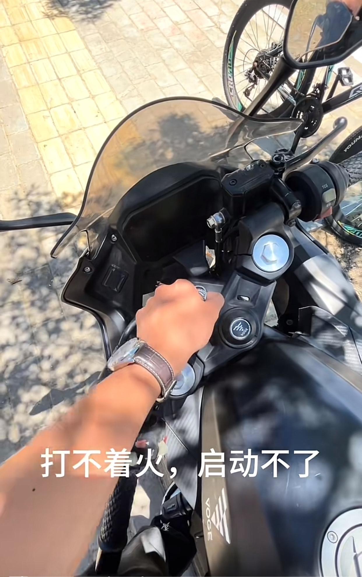 西藏拉萨，7月7日网友分享，在上周六的早上他去骑自己的摩托车时，发现摩托车打不着