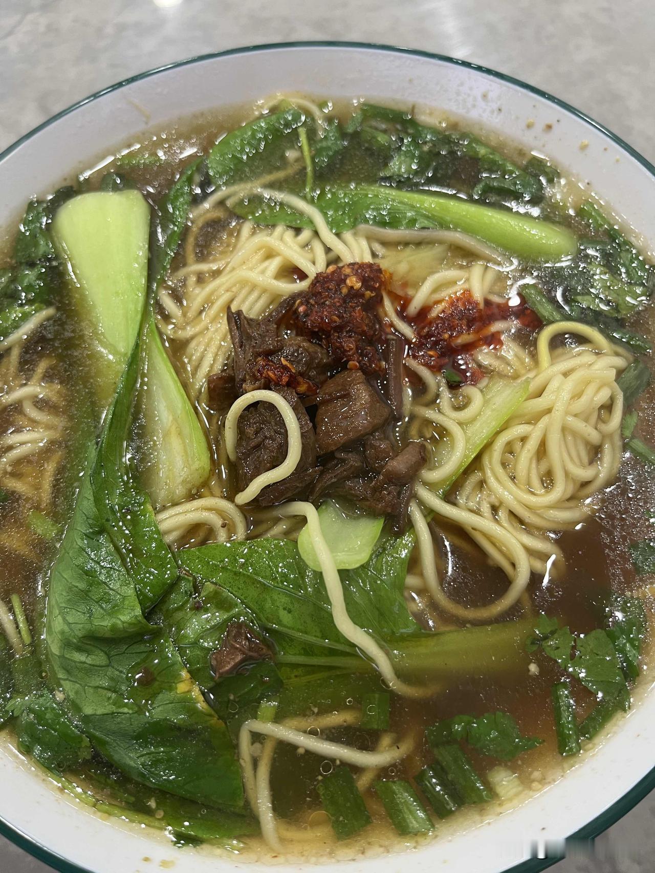 晚上整碗热气腾腾的牛肉面，才10块钱，好吃又得劲！下午陪媳妇去逛街，转了一大