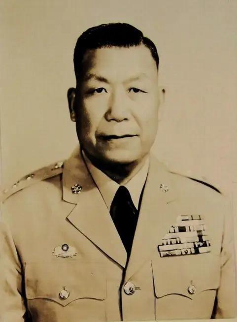 1949年，蒋介石下令炸毁青岛，国民党第十一绥靖区司令刘安祺接到命令后，对亲信说