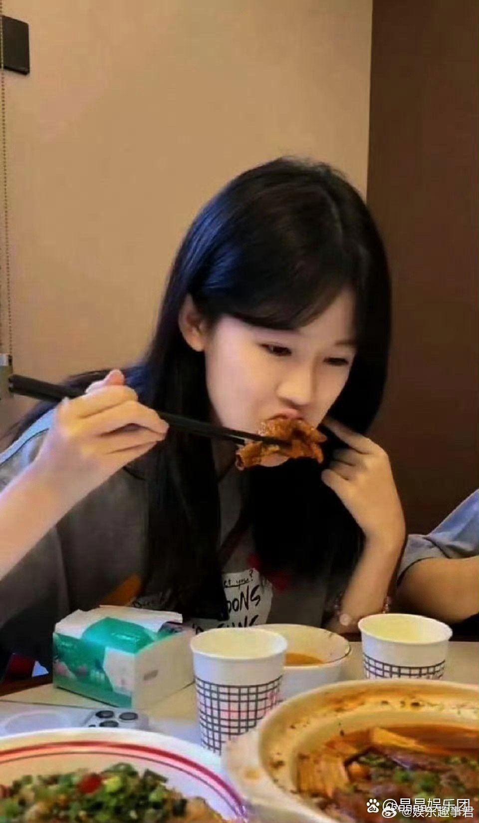 陆毅鲍蕾太会养女儿了第一次见一家人共用一张脸的哈哈，贝儿和妹妹也遗传了爸妈的美貌