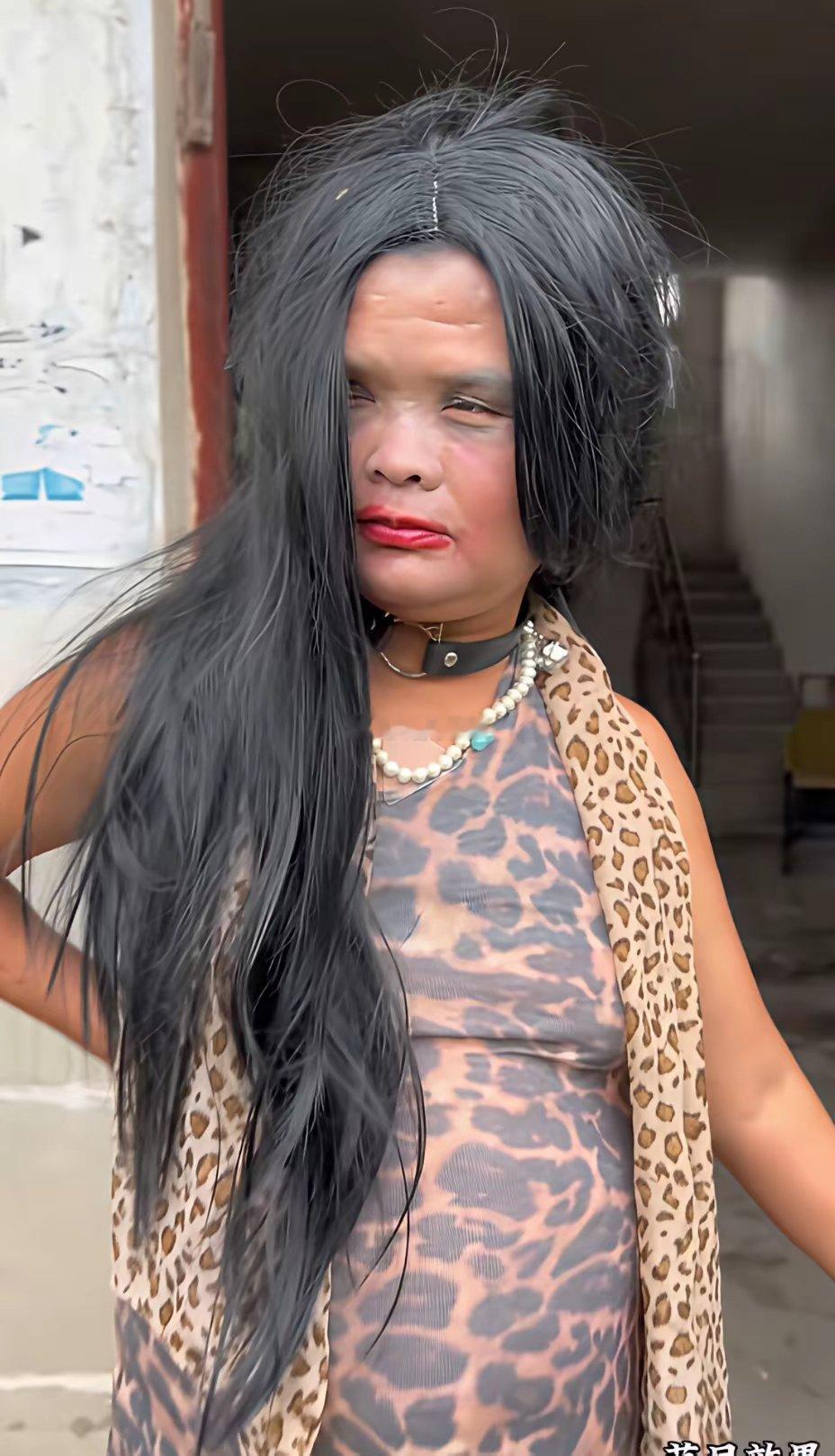 范小勤给妈妈化妆，一顿操作打扮他妈妈这个妆容，晚上出门都吓人​​​