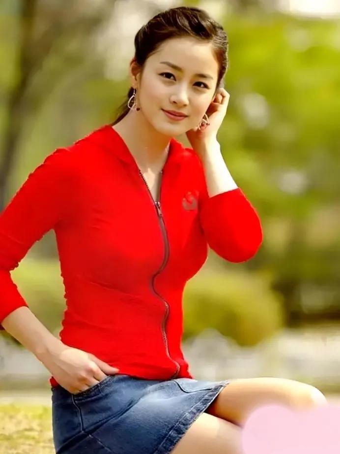 韩国第一美女金泰熙，被称为“雪女神”，大概是上天对她的赏赐吧！要不哪有这么漂亮的
