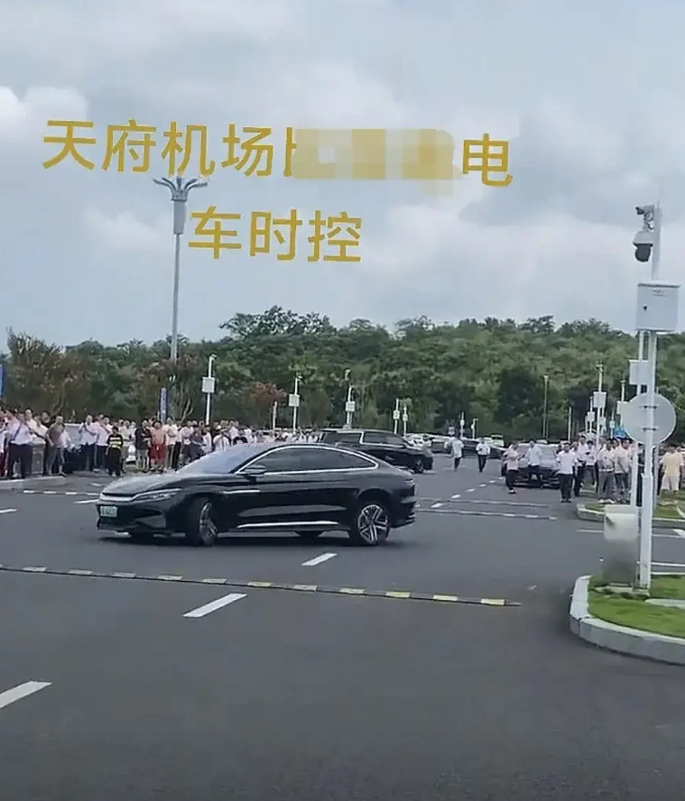 不得不说，在看热闹这一块，还得是四川人民。今天成都天府机场一辆某品牌电动车失控，
