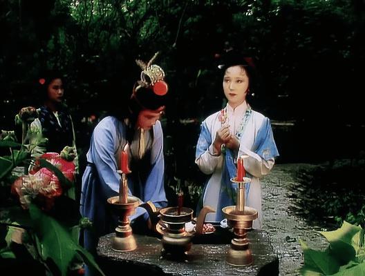 87版《红楼梦》宝黛为晴雯写祭文这段，真的会反复沦陷！两人凑在一起斟酌字句的模样