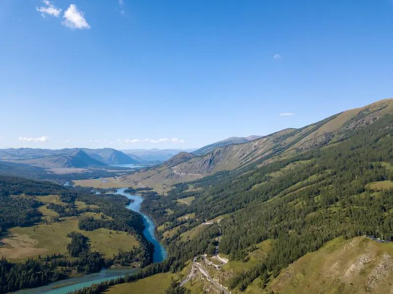 新疆喀纳斯的风光简直绝了！9月底10月初去最合适，那时候就是人间仙境。喀纳斯湖